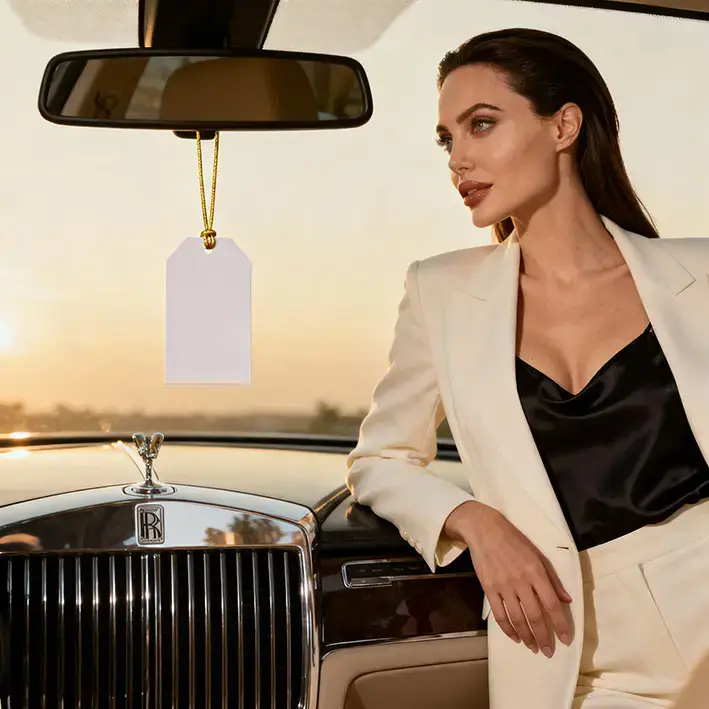 Personalizovaný osvěžovač do auta pro automobilky, kvalitní doplněk, který vyniká před konkurencí, důraz na detaily a zákaznický zážitek